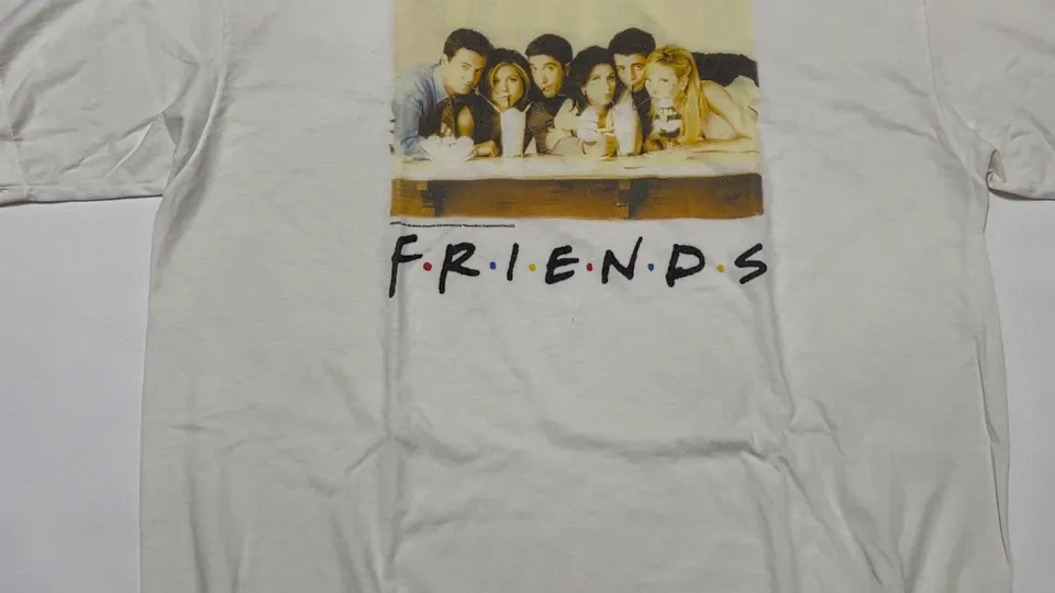 SAINT Mxxxxxx × FRIENDS FRD_SS TEE/FRIENDS/WHT American TV series Friends co-branded short-sleeves White stills TEE Beige S-XL Ready-made garments washed and distressed The top domestic printing factory God restored the correct accessories Friends co-branded wash mark Top purchasing level